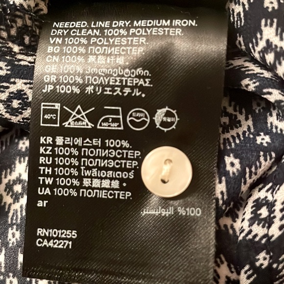 🦋 2 / $27. 🦋 H&M Size 8 collared, button down sleeveless navy and cream shirt. - Picture 6 of 6